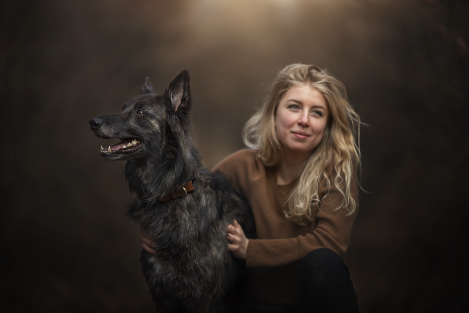 Hundetrainerin Helena Wimmer von Hundeinstinkt beim Verhaltenstraining mit reaktivem Hund in Grabenstätt