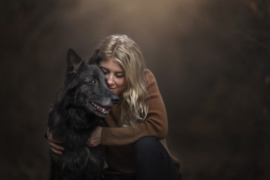 Hundetrainerin Helena Wimmer von Hundeinstinkt mit Welpe im Welpenkurs Traunstein